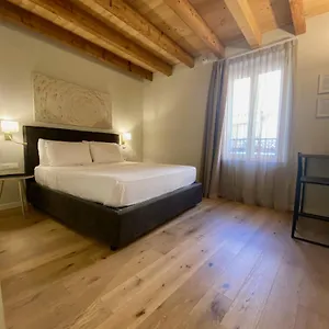 Maison d'hôtes Malvezzi24 Boutique, Desenzano del Garda